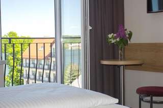 Отель Hotel Huszcza Мронгово Двухместный номер с 1 кроватью или 2 отдельными кроватями и балконом, вид на озеро-3