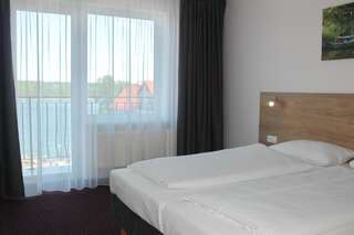 Отель Hotel Huszcza Мронгово Двухместный номер с 1 кроватью или 2 отдельными кроватями и балконом, вид на озеро-5