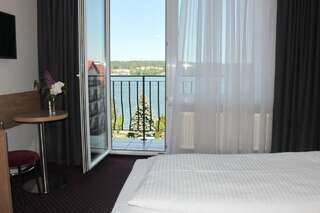 Отель Hotel Huszcza Мронгово Двухместный номер с 1 кроватью или 2 отдельными кроватями и балконом, вид на озеро-11