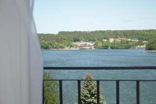 Отель Hotel Huszcza Мронгово Двухместный номер с 1 кроватью или 2 отдельными кроватями и балконом, вид на озеро-33
